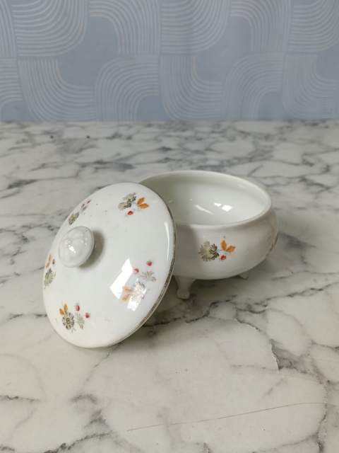 Przedwojenne porcelanowe puzderko na nóżkach Ćmielów