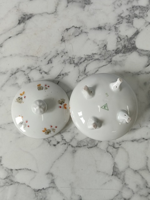 Przedwojenne porcelanowe puzderko na nóżkach Ćmielów