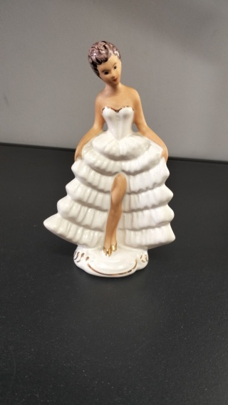Figurka porcelanowa Dama w ukłonie Jan Jezela