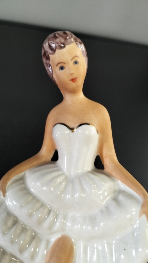 Figurka porcelanowa Dama w ukłonie Jan Jezela