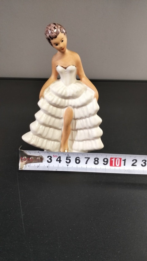 Figurka porcelanowa Dama w ukłonie Jan Jezela