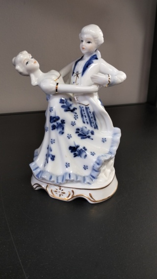 Figurka porcelanowa dworska para w tańcu