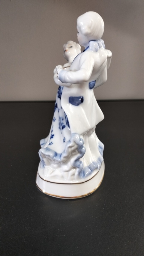 Figurka porcelanowa dworska para w tańcu