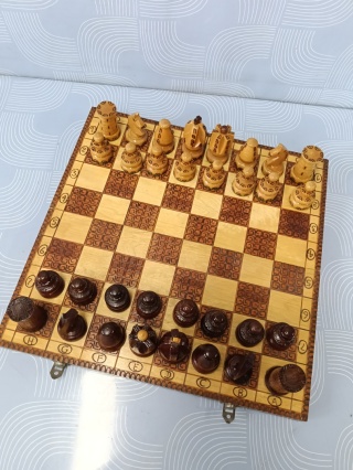 Piękne drewniane szachy vintage
