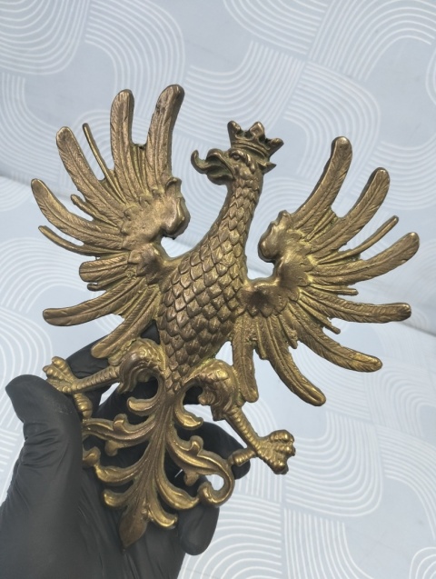 Piękny duży mosiężny orzeł w koronie