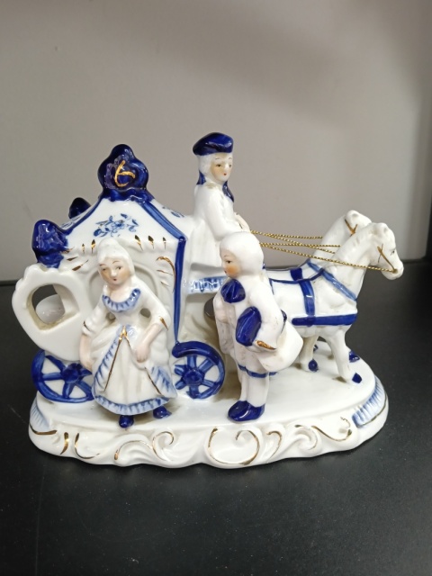 Porcelanowa figurka kareta
