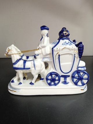 Porcelanowa figurka kareta