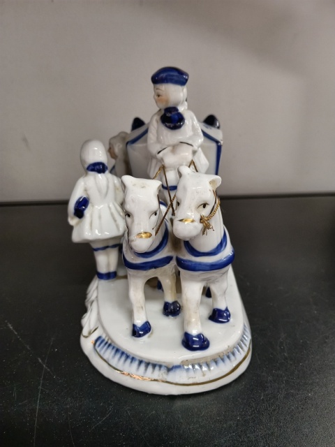 Porcelanowa figurka kareta