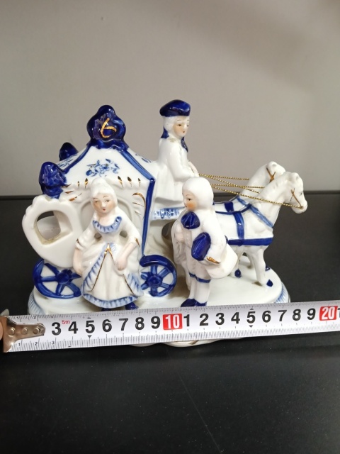 Porcelanowa figurka kareta