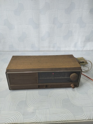 Stare radio Unitra z anteną