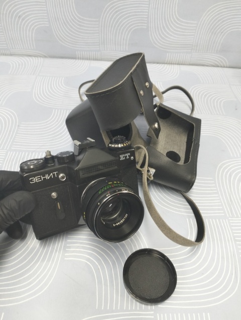 Stary aparat fotograficzny Zenit ET z obiektywem Helios super stan