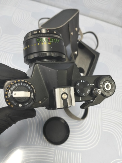 Stary aparat fotograficzny Zenit ET z obiektywem Helios super stan