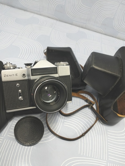 Stary aparat fotograficzny Zenit z obiektywem