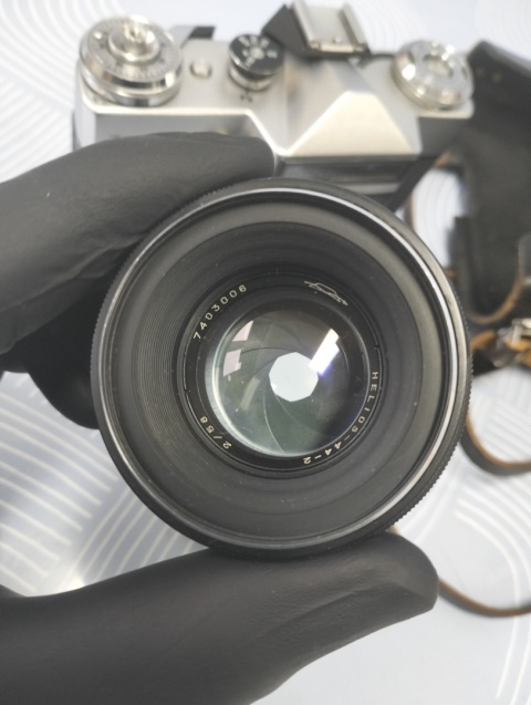 Stary aparat fotograficzny Zenit z obiektywem