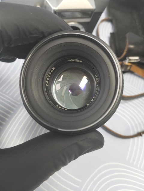 Stary aparat fotograficzny Zenit z obiektywem