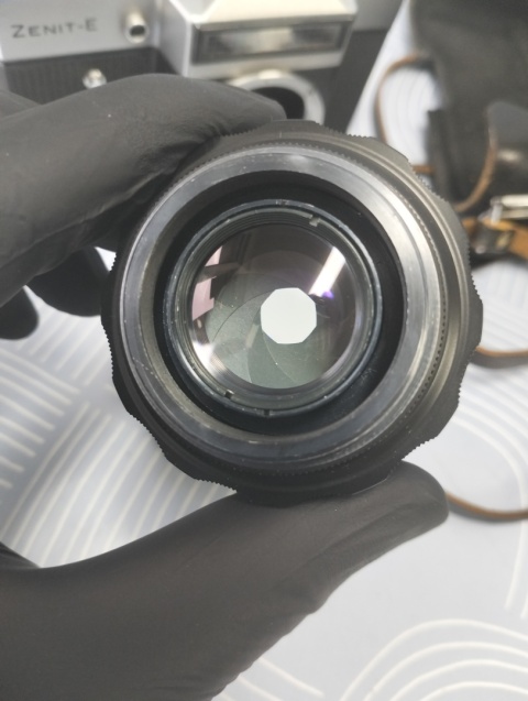 Stary aparat fotograficzny Zenit z obiektywem