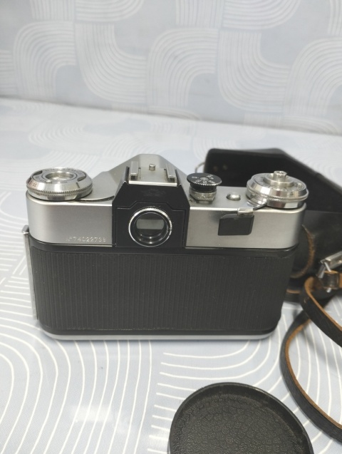 Stary aparat fotograficzny Zenit z obiektywem