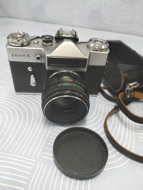 Stary aparat fotograficzny Zenit z obiektywem