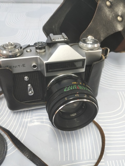 Stary aparat fotograficzny Zenit z obiektywem