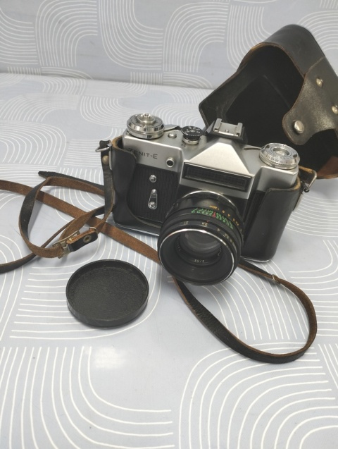 Stary aparat fotograficzny Zenit z obiektywem