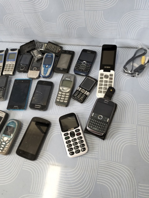 Telefony komórkowe 24 sztuki