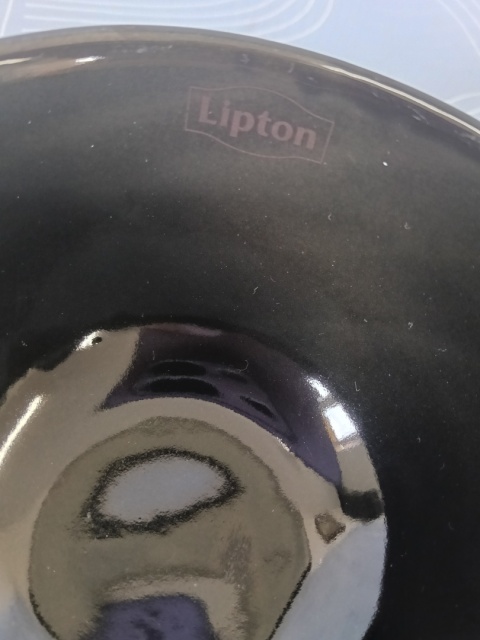 Czarna filiżanka ze spodkiem Lipton