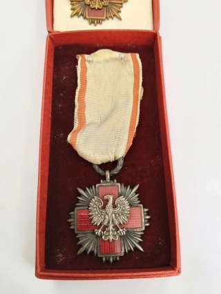 Dwa medale Polski Czerwony Krzyż p7