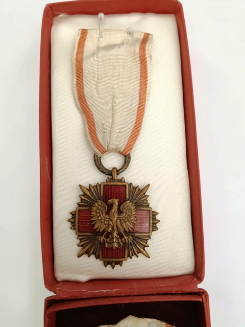 Dwa medale Polski Czerwony Krzyż p7