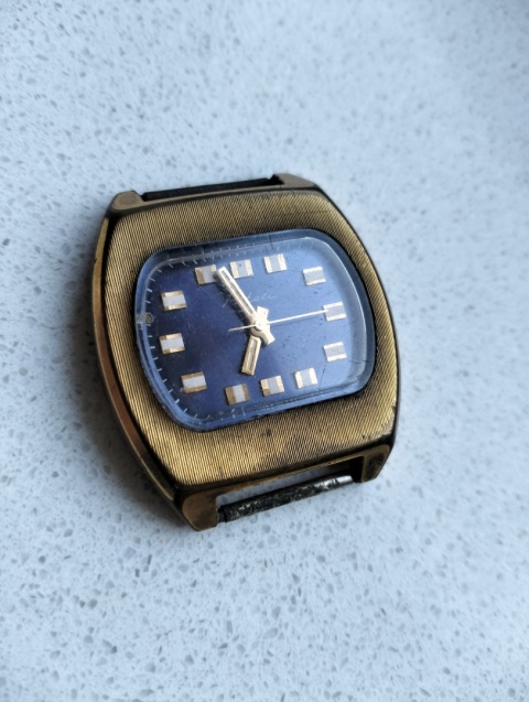 Stary zegarek nakręcany Raketa