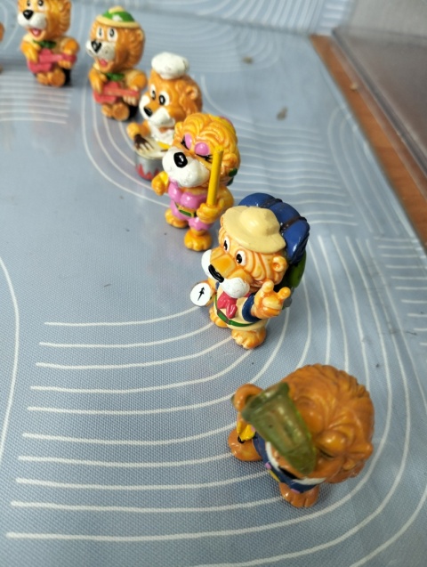 Kolekcjonerskie figurki Kinder Leo Venturas całość