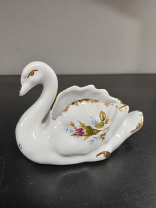 Mała figurka porcelanowa łabędź złota róża