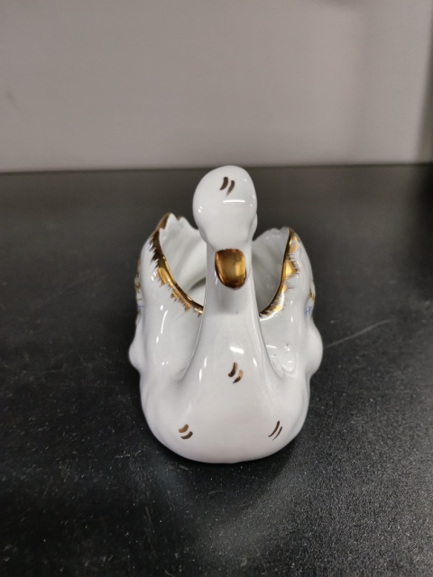 Mała figurka porcelanowa łabędź złota róża