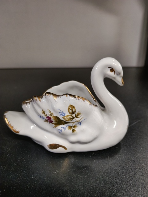 Mała figurka porcelanowa łabędź złota róża