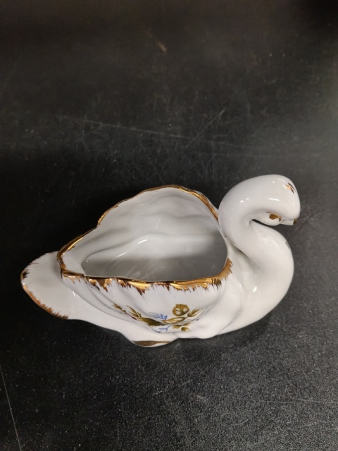 Mała figurka porcelanowa łabędź złota róża