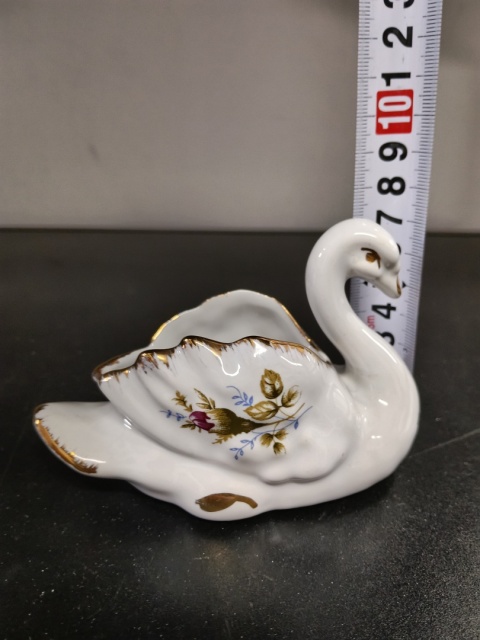 Mała figurka porcelanowa łabędź złota róża