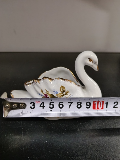 Mała figurka porcelanowa łabędź złota róża