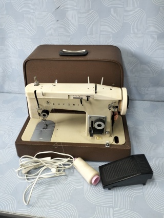 Maszyna do szycia Łucznik. Model 451.