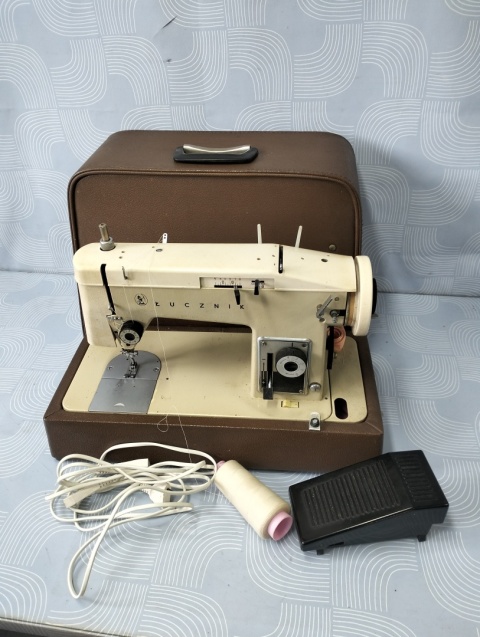 Maszyna do szycia Łucznik. Model 451.