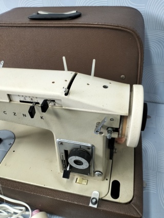 Maszyna do szycia Łucznik. Model 451.