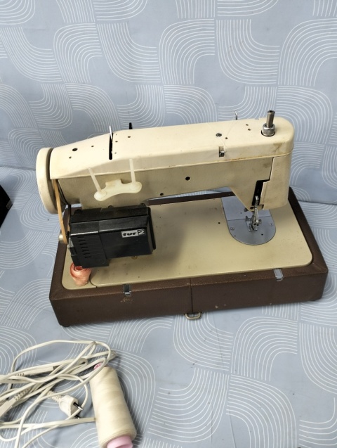 Maszyna do szycia Łucznik. Model 451.