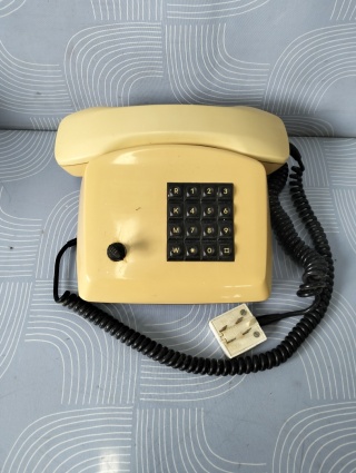 Stary telefon stacjonarny