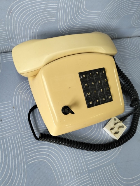 Stary telefon stacjonarny