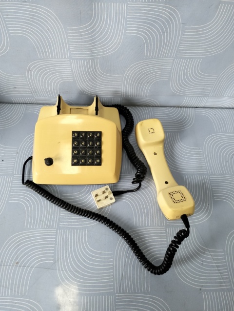 Stary telefon stacjonarny