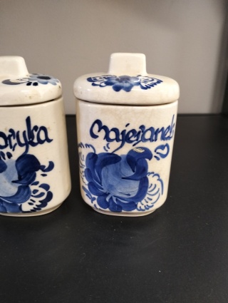 Pojemniki ceramiczne na przyprawy fajans