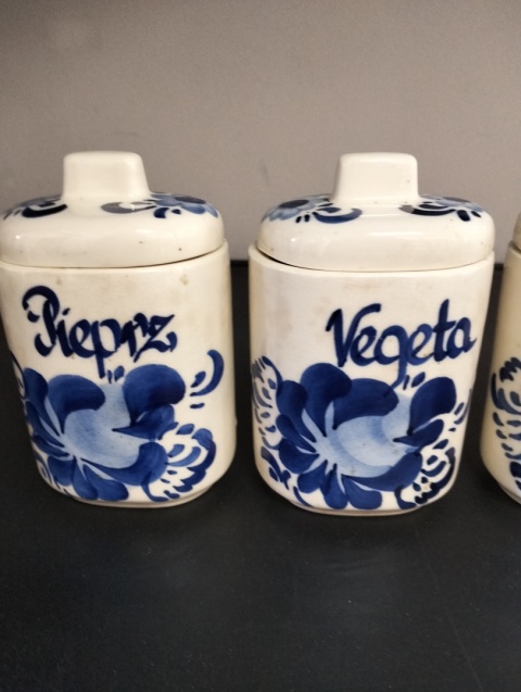 Pojemniki ceramiczne na przyprawy fajans