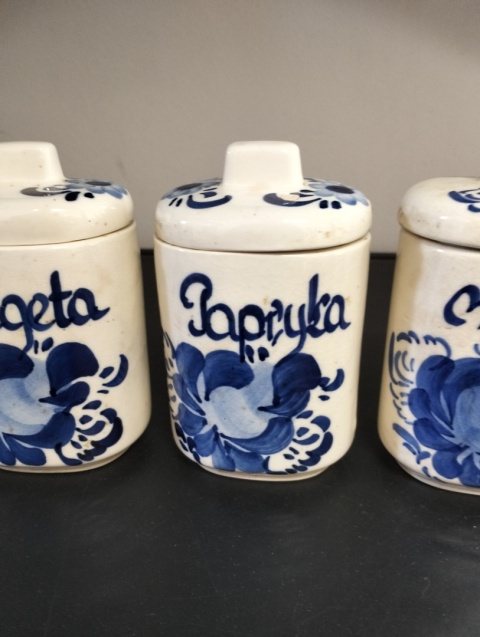 Pojemniki ceramiczne na przyprawy fajans