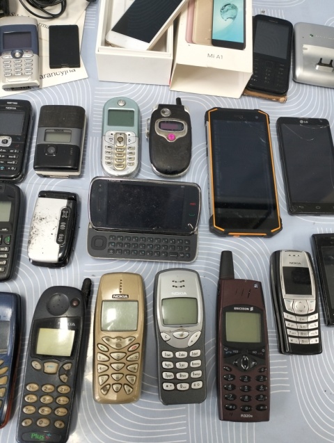 Stare telefony komórkowe ok.39 sztuk plus gratis