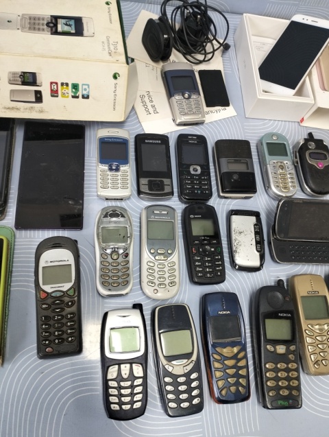 Stare telefony komórkowe ok.39 sztuk plus gratis