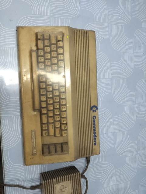 Stary komputer Commodore 64