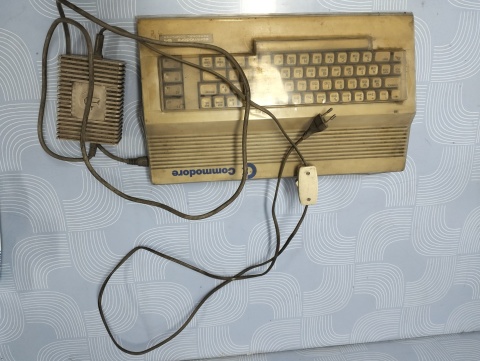 Stary komputer Commodore 64